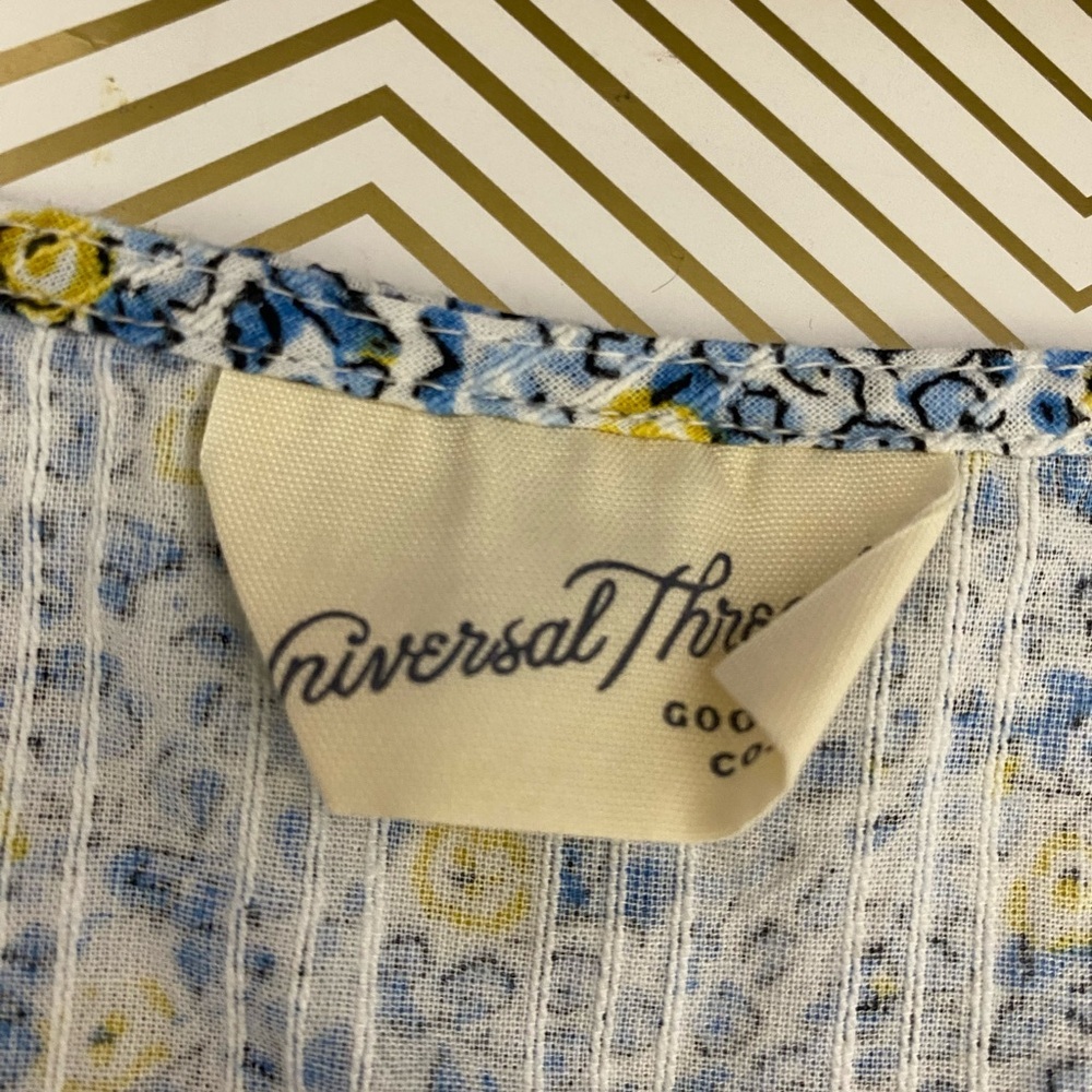 Universal thread cropped top - Picture 2 of 11